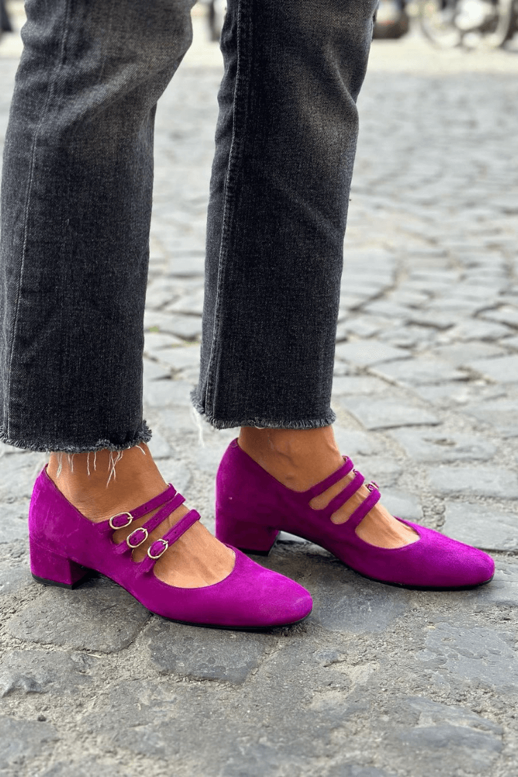 Décolleté viola a punta quadrata con fibbia