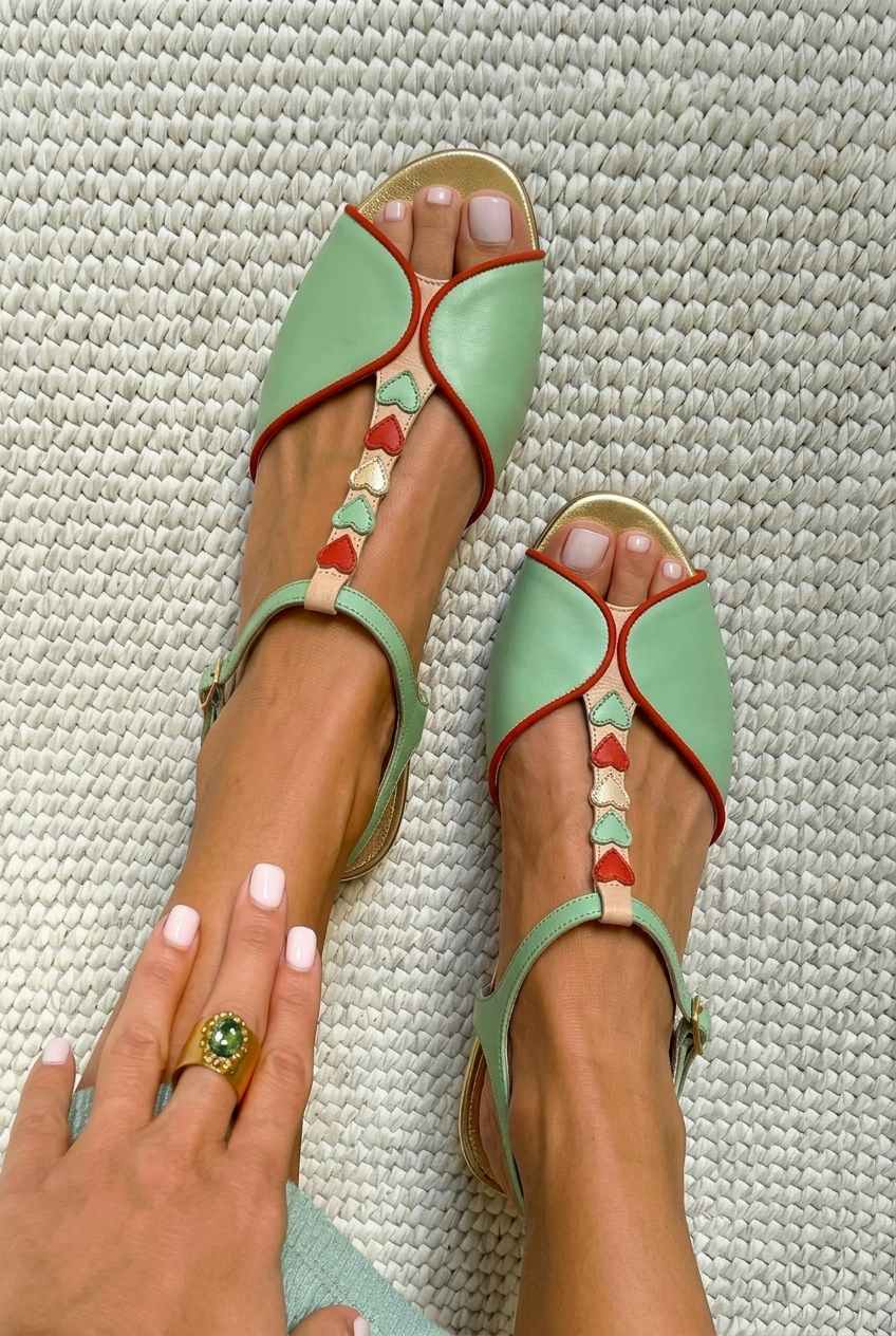 Sandali bassi slingback con punta aperta e dettaglio a forma di cuore