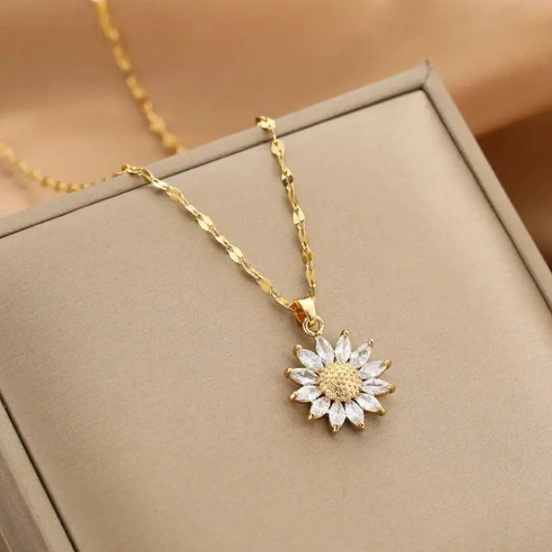 Collana con pendente a forma di girasole in oro e cristallo
