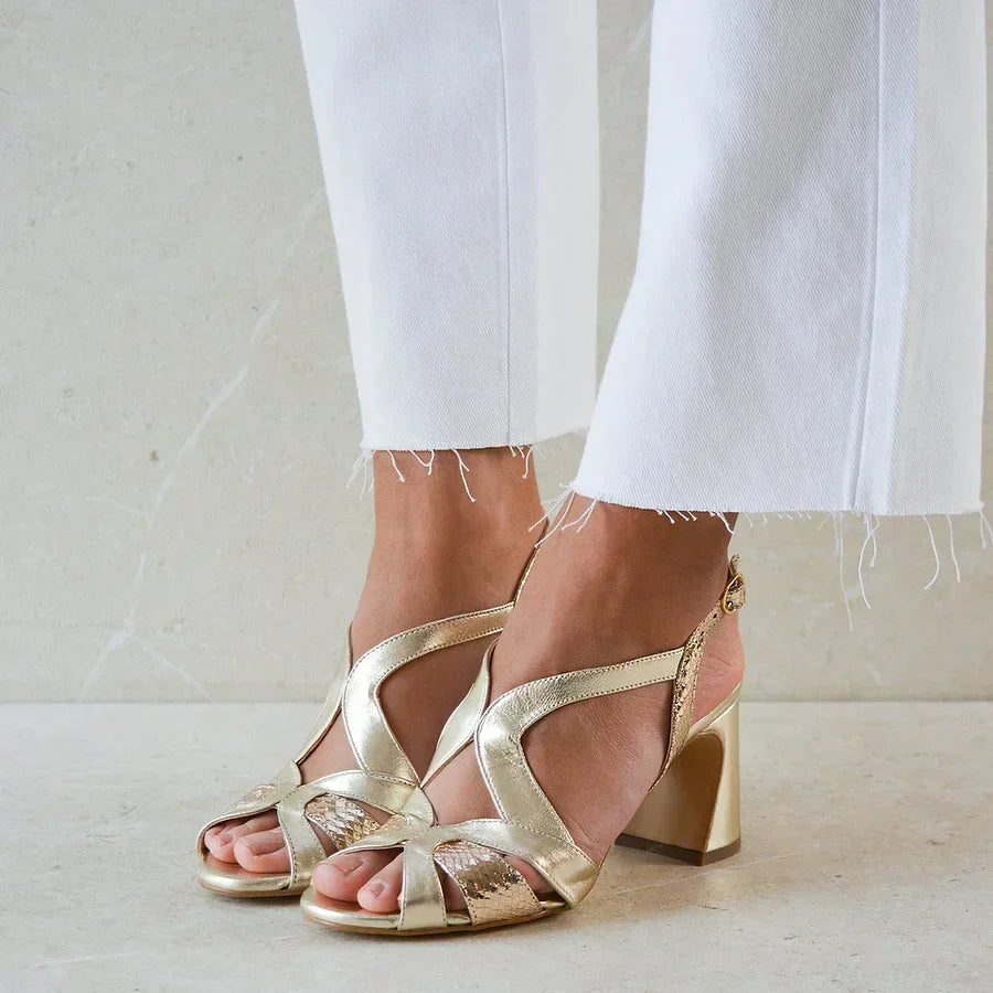 Tacchi larghi cut-out peep toe brillanti con design irregolare