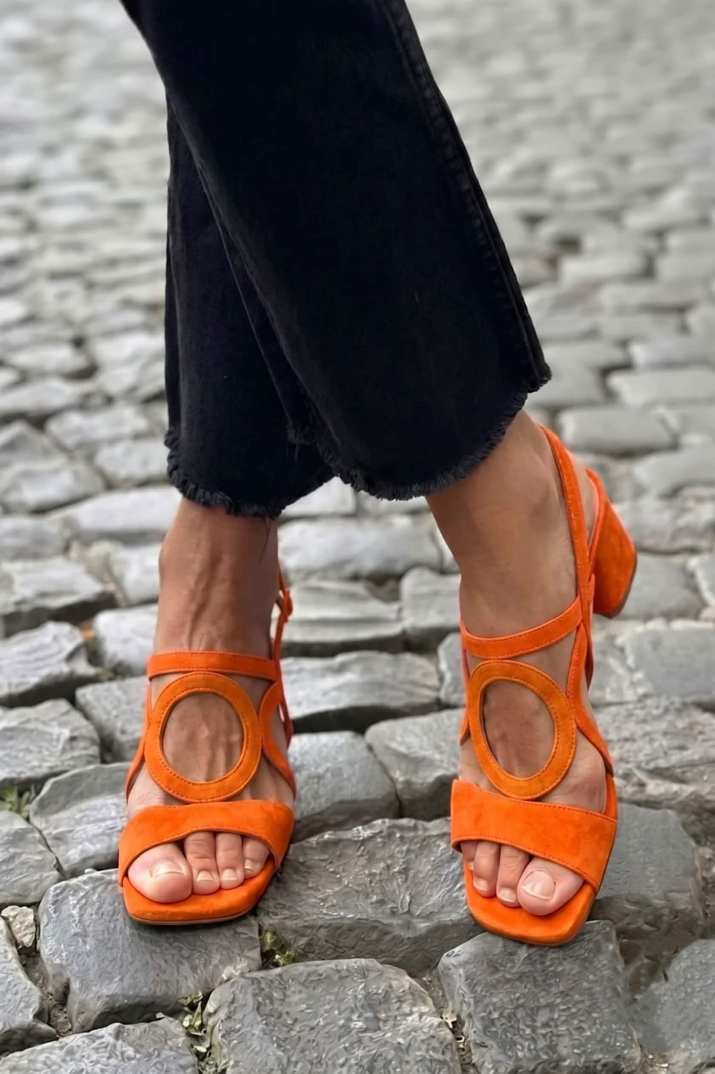 Sandali gialli con tacco a punta quadrata e slingback