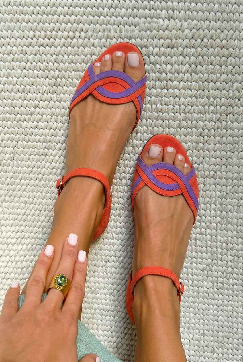 Sandali bassi in suede a punta aperta con cinturino alla caviglia