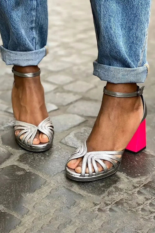Décolleté color block brillanti con tacco largo, apertura e cinturino alla caviglia