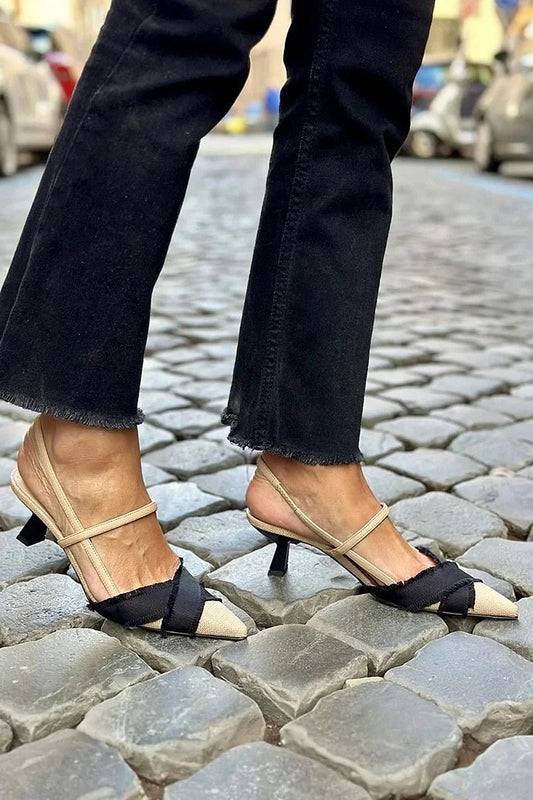 Sandali slingback beige a punta con dettagli colorati