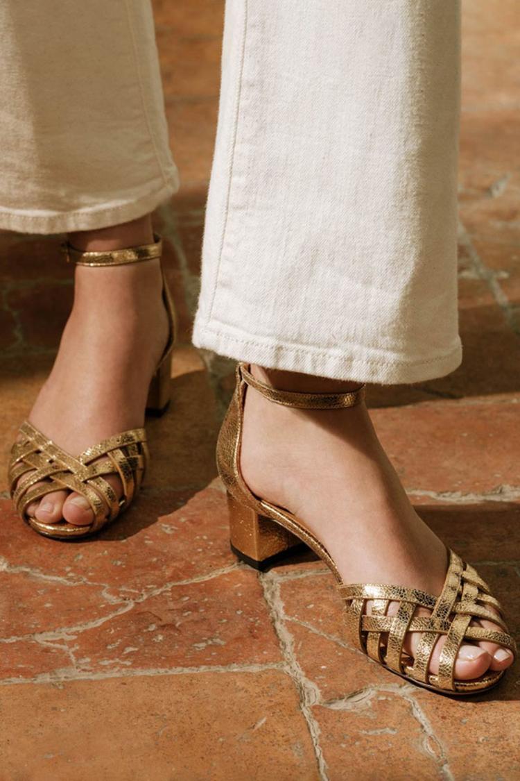 Sandali peep toe intrecciati oro con cinturino alla caviglia e fibbia