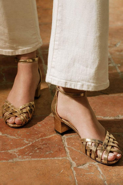 Sandali peep toe intrecciati oro con cinturino alla caviglia e fibbia