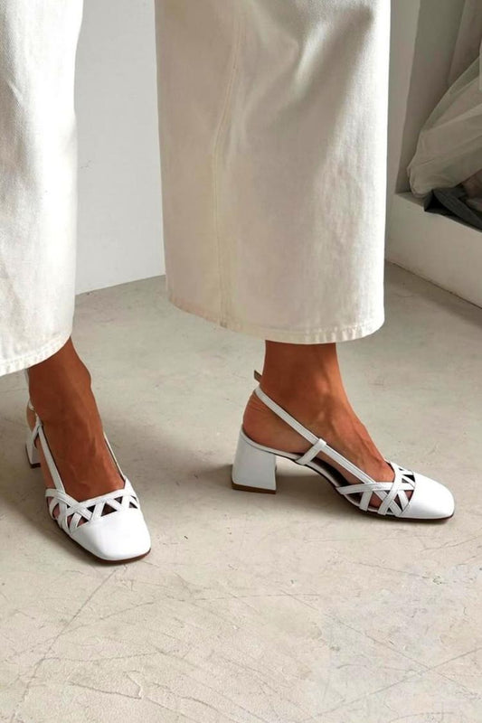 Slingback bianchi con tacco largo e punta quadrata