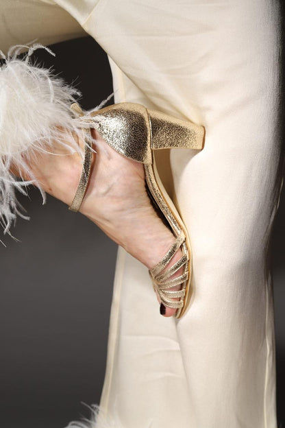 Tacco largo peep toe metallizzato oro con cinturino alla caviglia e fibbia