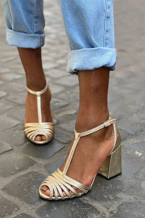 Tacco largo peep toe con fibbia e cinturino a T