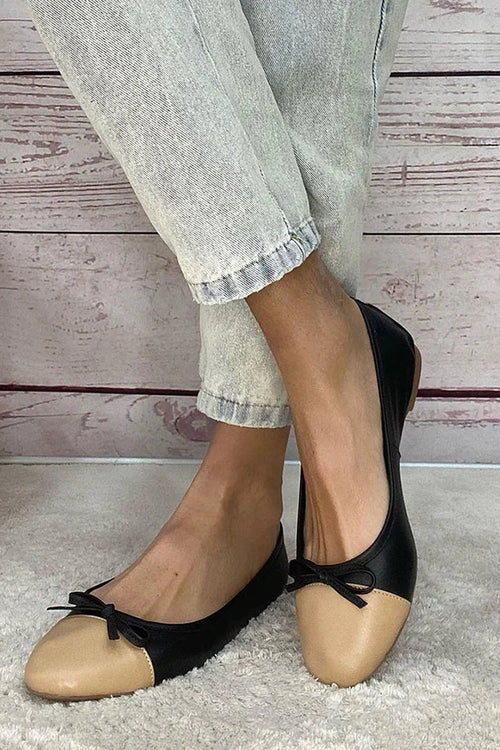 Ballerine nere a punta rotonda con fiocco color block