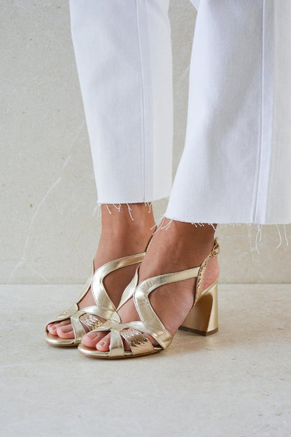 Tacchi larghi cut-out peep toe brillanti con design irregolare