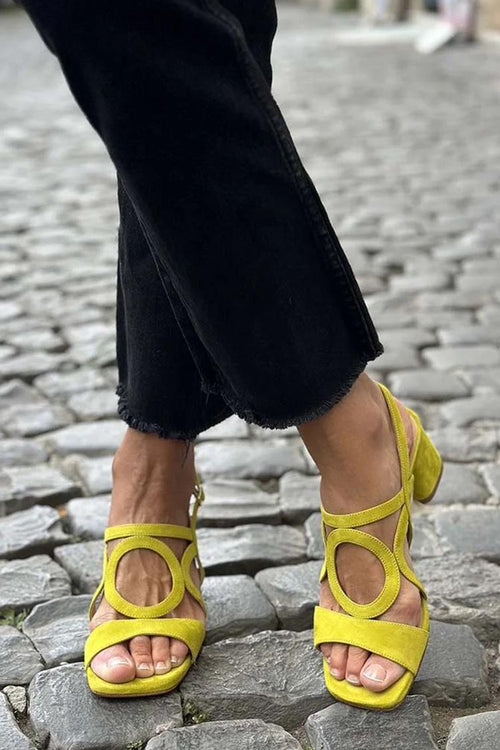 Sandali gialli con tacco a punta quadrata e slingback