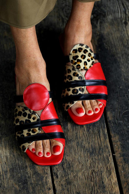 Pantofole leopardate rosse a punta quadrata con motivo color block