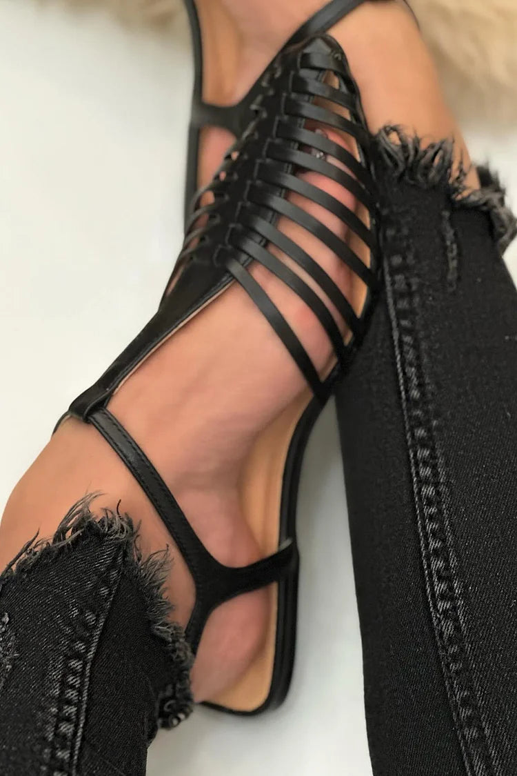 Sandali neri a punta con cinturino a T, cut-out e dal design essenziale