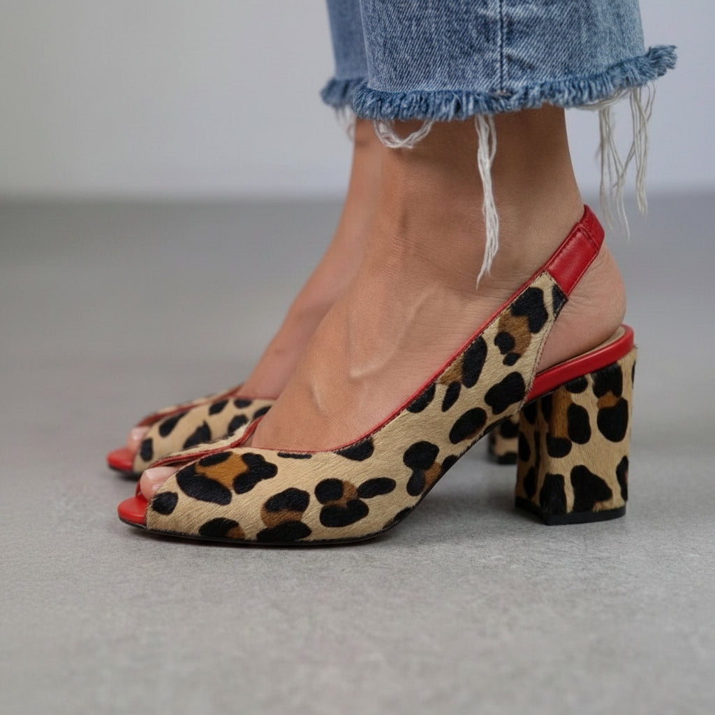 Décolleté con tacco a blocco e apertura peep toe in stampa leopardata rossa
