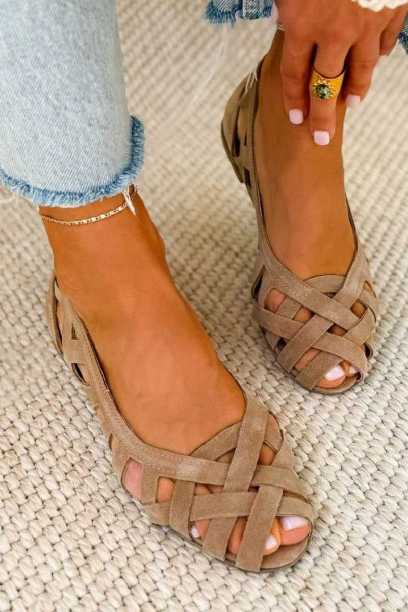 Sandali bassi intrecciati con fasce incrociate