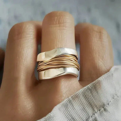 Anello in argento con filo dorato
