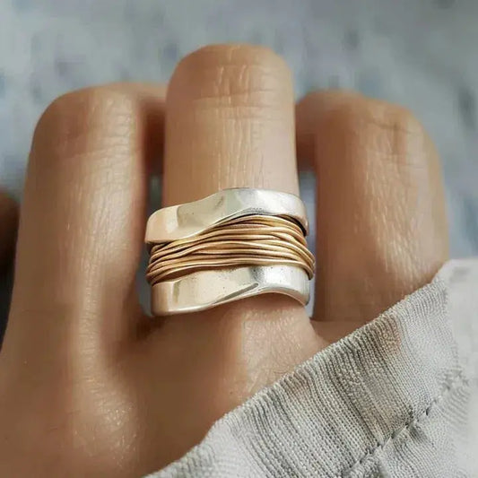 Anello in argento con filo dorato