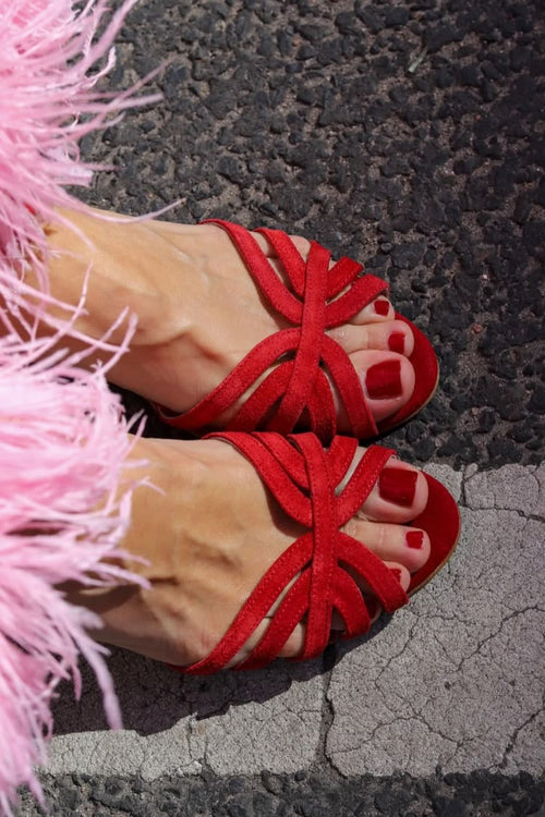 Sandali in suede rosso con punta aperta e fasce incrociate