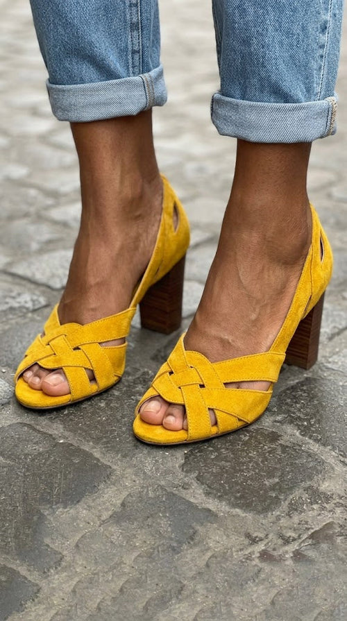 Tacchi a blocco cut-out peep toe intrecciati in camoscio senape