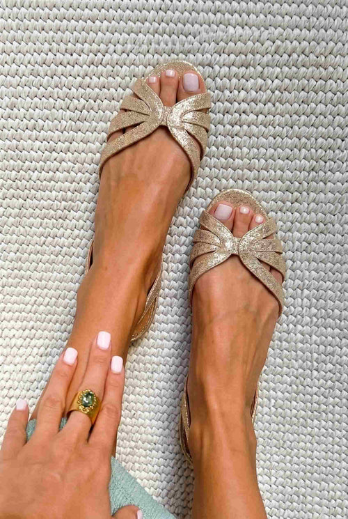 Sandali bassi slingback metallici oro a punta aperta con cinturini
