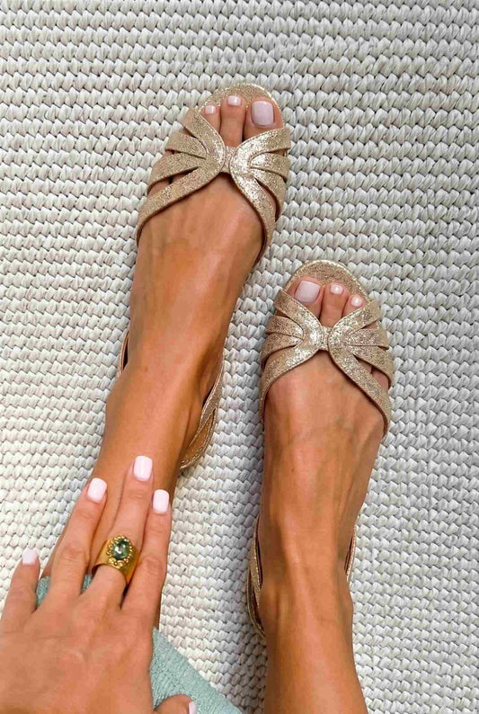 Sandali bassi slingback metallici oro a punta aperta con cinturini