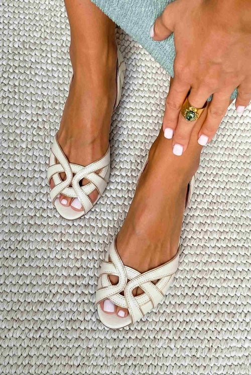 Sandali bianchi bassi con cinturini e apertura peep toe