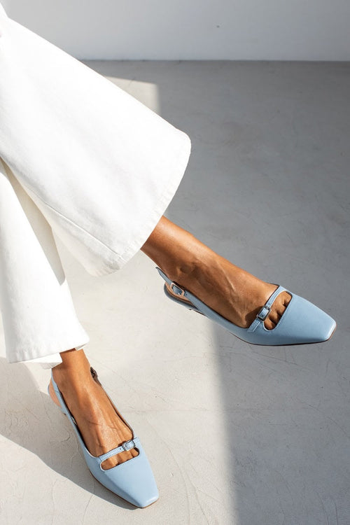 Ballerine slingback intagliate in pelle blu azzurro a punta quadrata