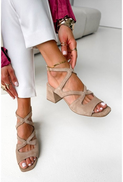 Décolleté in suede beige con cinturino alla caviglia