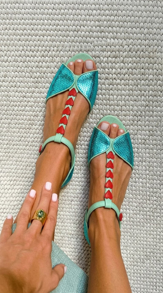 Sandali peep toe bassi Petrolio e Rosso con cinturino a T e cuore