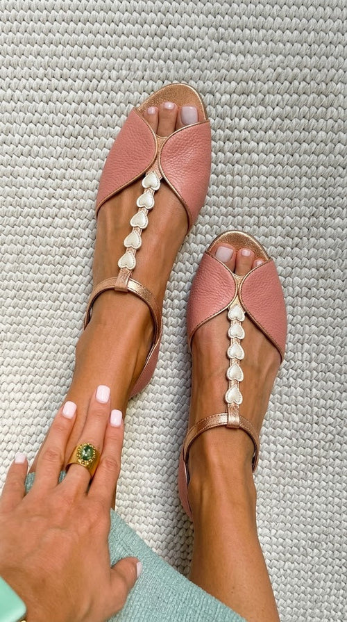 Sandali rosa peep toe bassi con cinturino a T e dettaglio a forma di cuore