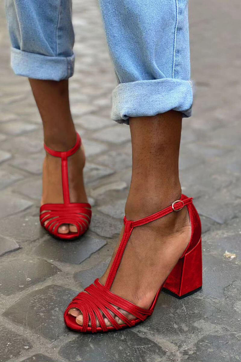 Tacco largo peep toe con fibbia e cinturino a T