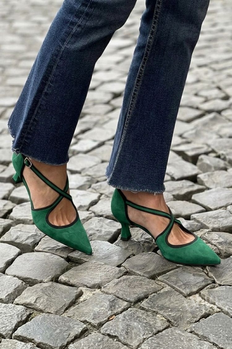 Décolleté kaki a punta con fibbia e cinturini incrociati