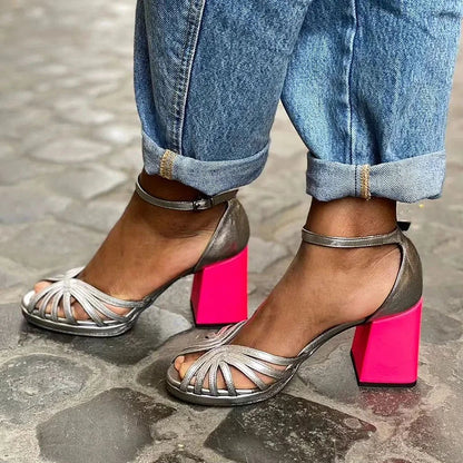 Décolleté color block brillanti con tacco largo, apertura e cinturino alla caviglia