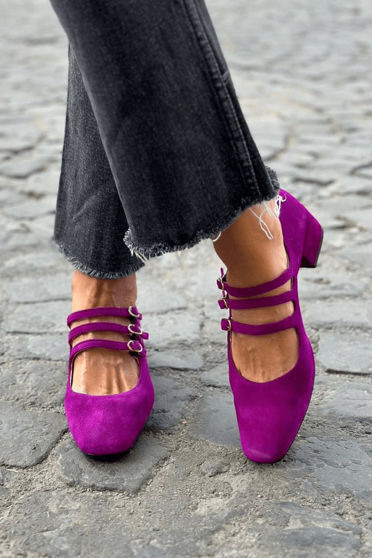 Décolleté viola a punta quadrata con fibbia
