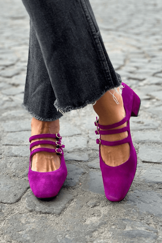 Décolleté viola a punta quadrata con fibbia