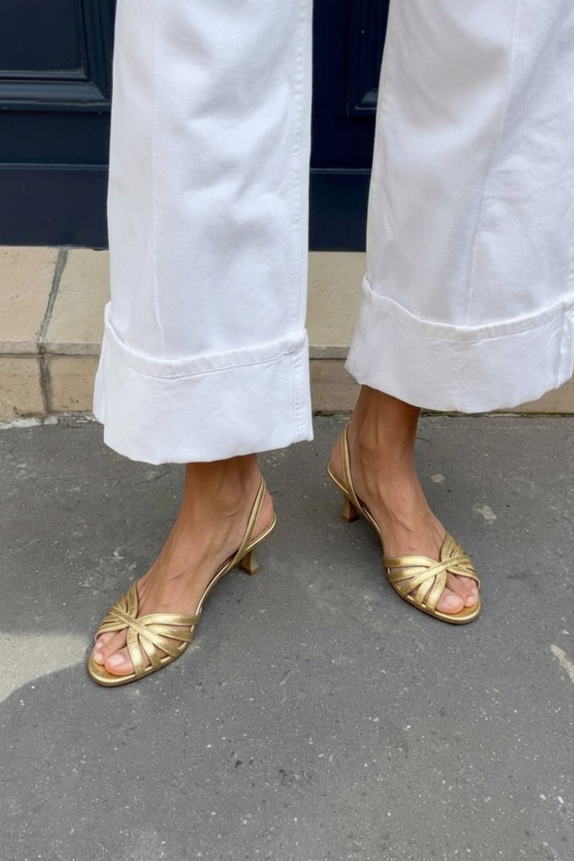 Sandali slingback metallizzati con cinturini incrociati e tacco basso