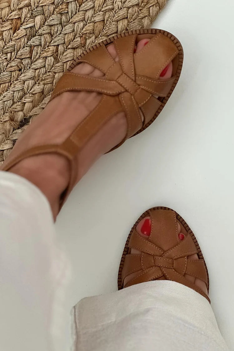 Tacco largo cut-out intrecciato marrone con fibbia e cinturino a T