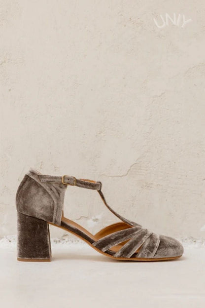 Scarpe con tacco largo in velluto cut-out con fibbia e cinturino a T