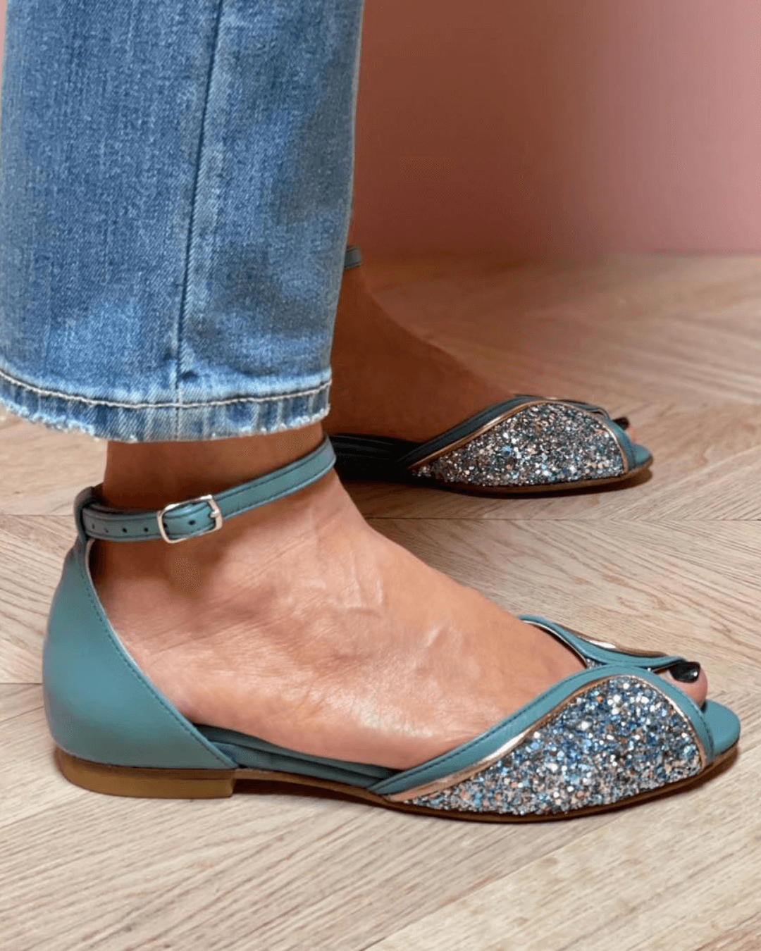 Sandali peep toe con paillettes patchwork, cinturino alla caviglia e fibbia elegante