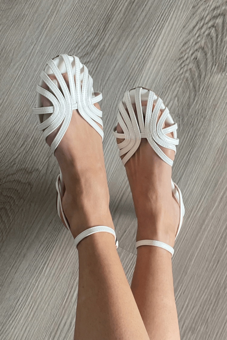Ballerine con punta rotonda e cinturino alla caviglia