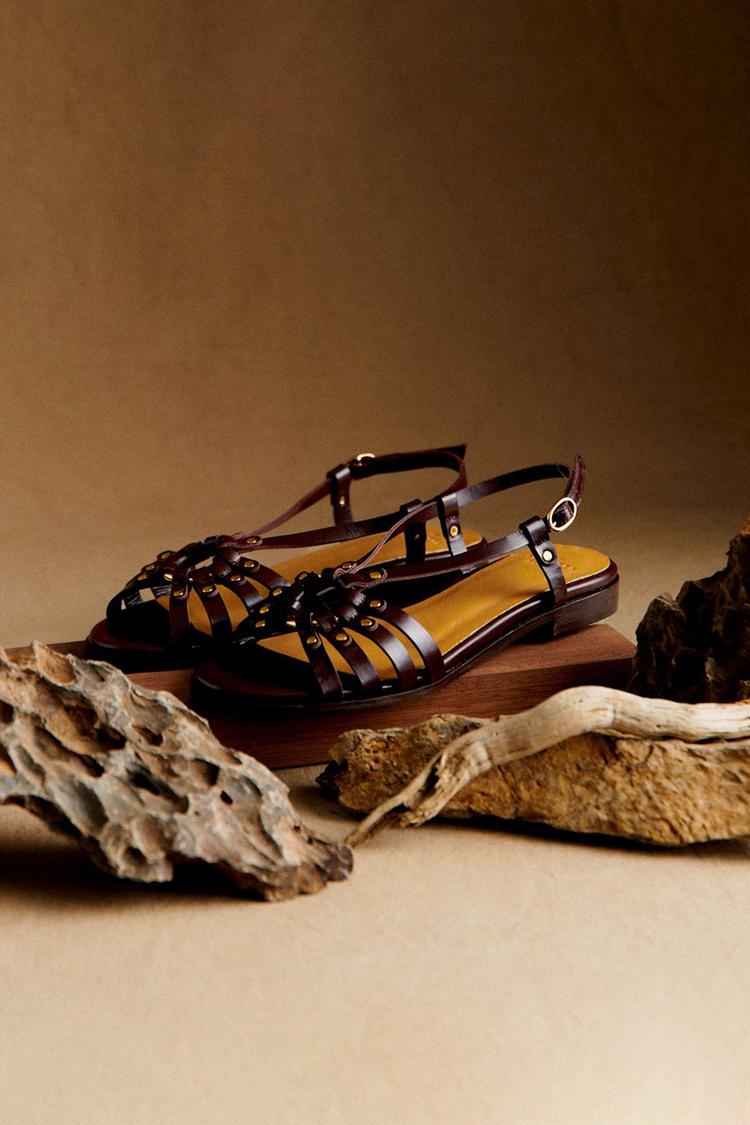 Sandali cut-out marrone scuro con borchie metalliche