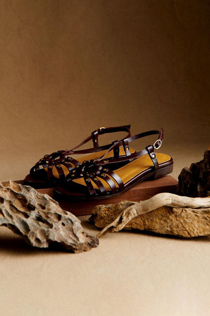 Sandali cut-out marrone scuro con borchie metalliche