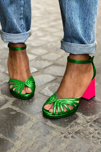 Décolleté color block brillanti con tacco largo, apertura e cinturino alla caviglia
