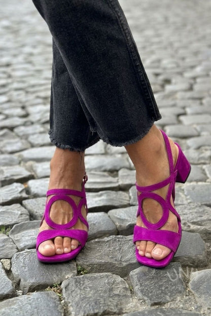 Sandali gialli con tacco a punta quadrata e slingback