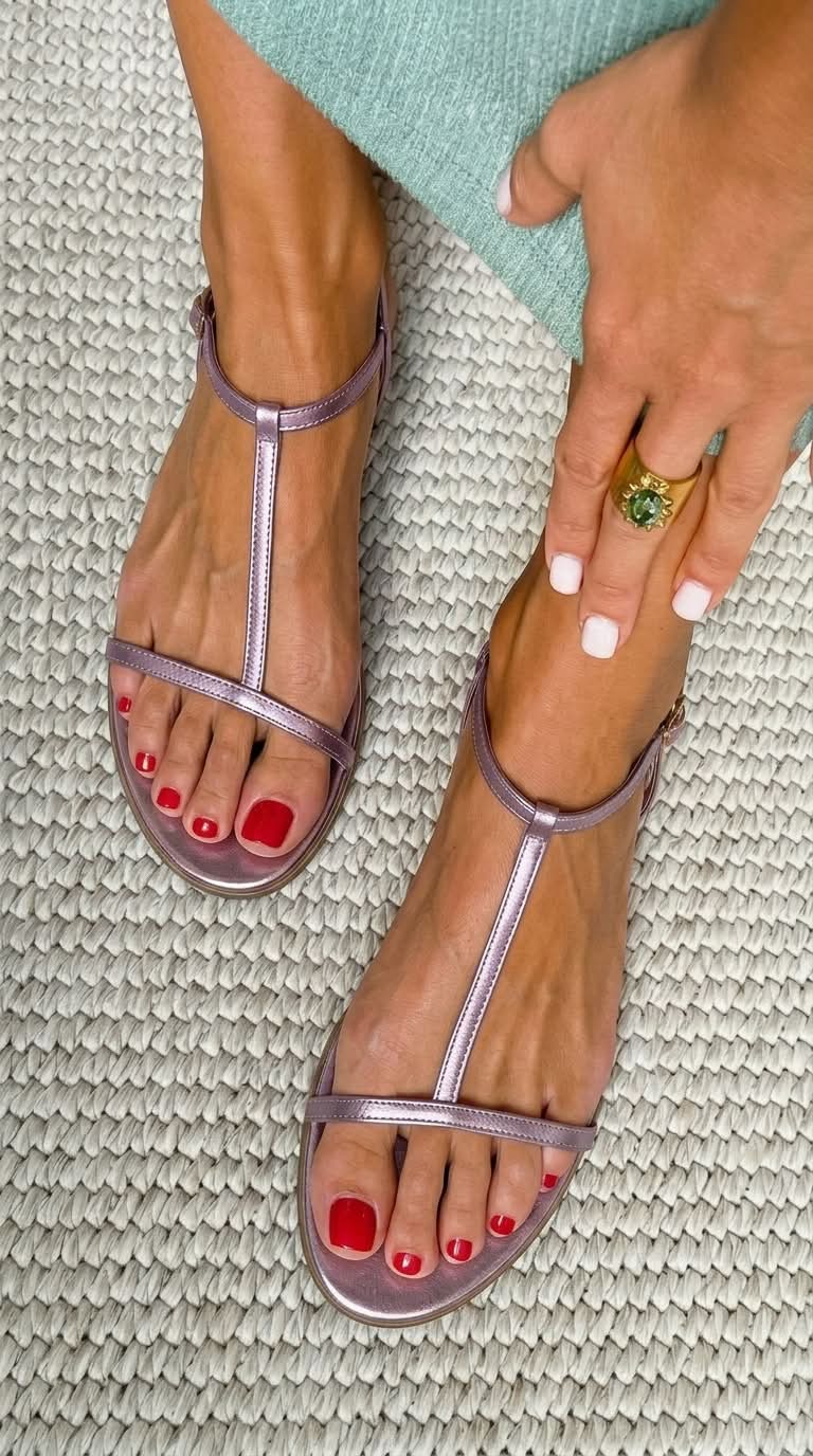 Sandali estivi metallici bassi con cinturino a T