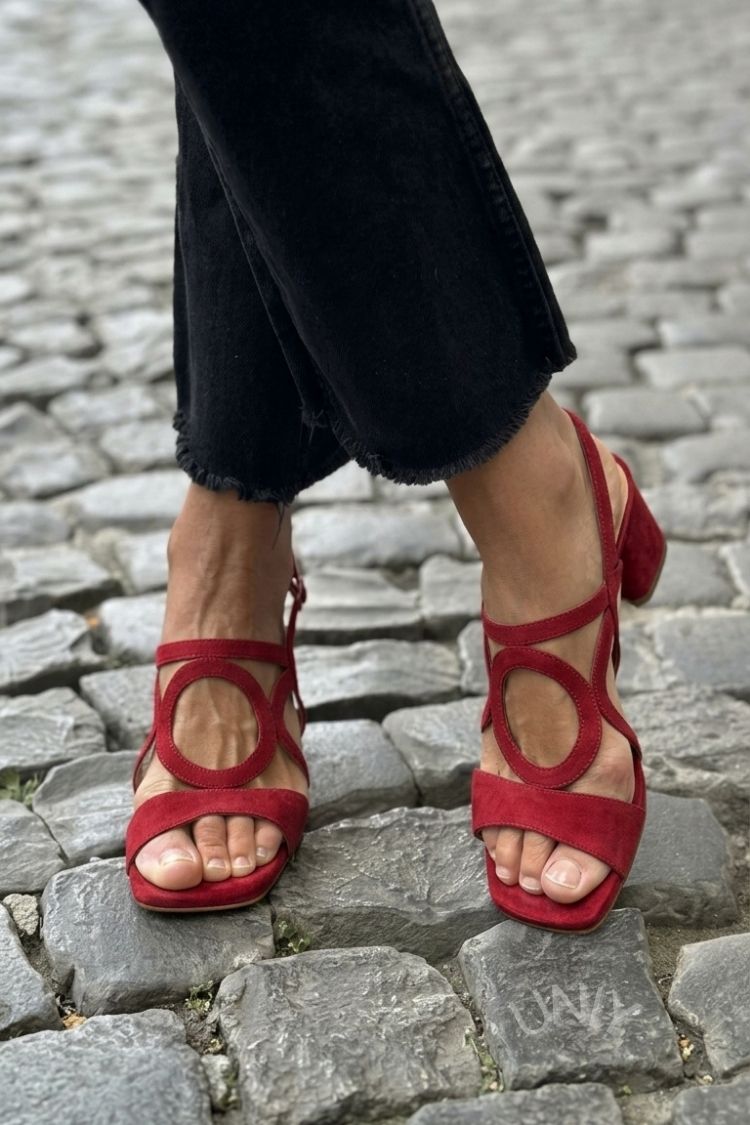Sandali gialli con tacco a punta quadrata e slingback