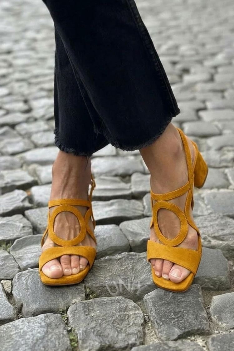 Sandali gialli con tacco a punta quadrata e slingback