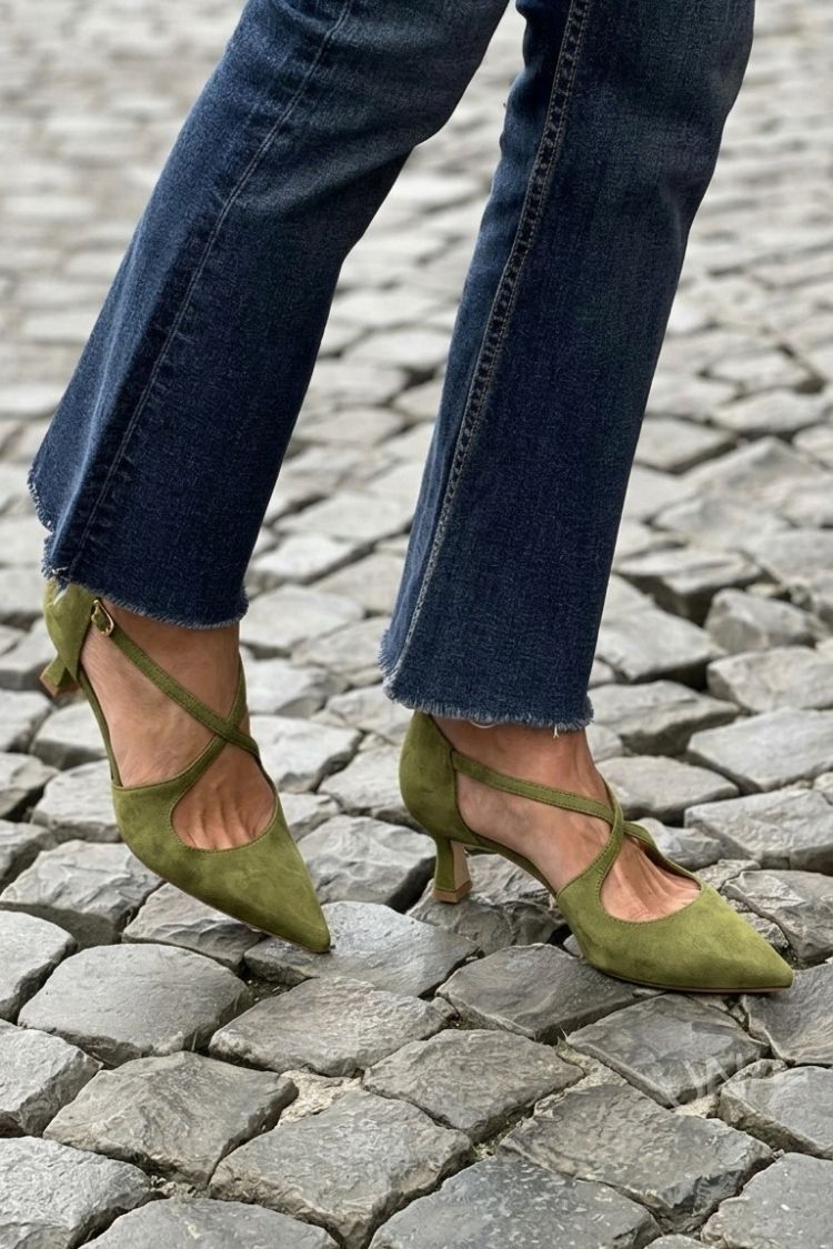 Décolleté kaki a punta con fibbia e cinturini incrociati