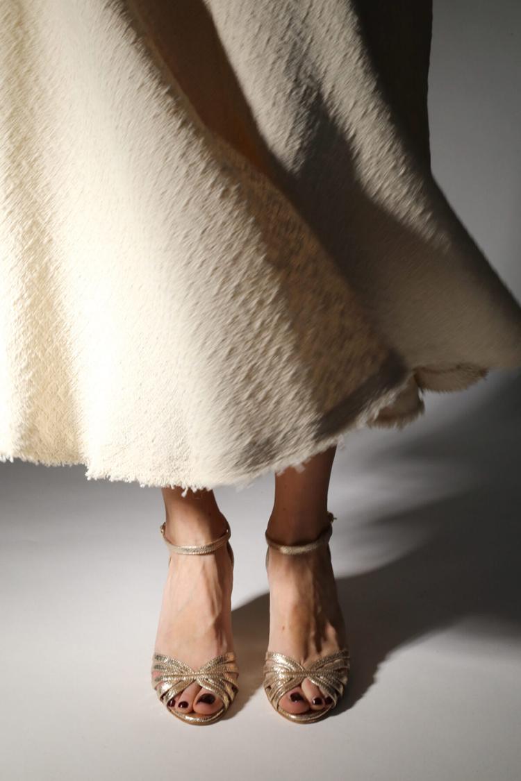 Tacco largo peep toe metallizzato oro con cinturino alla caviglia e fibbia